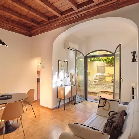 Apartament Enchanting With Patio, Lungarno *