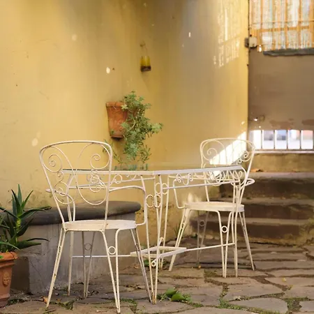 Apartament Enchanting With Patio, Lungarno Florencja